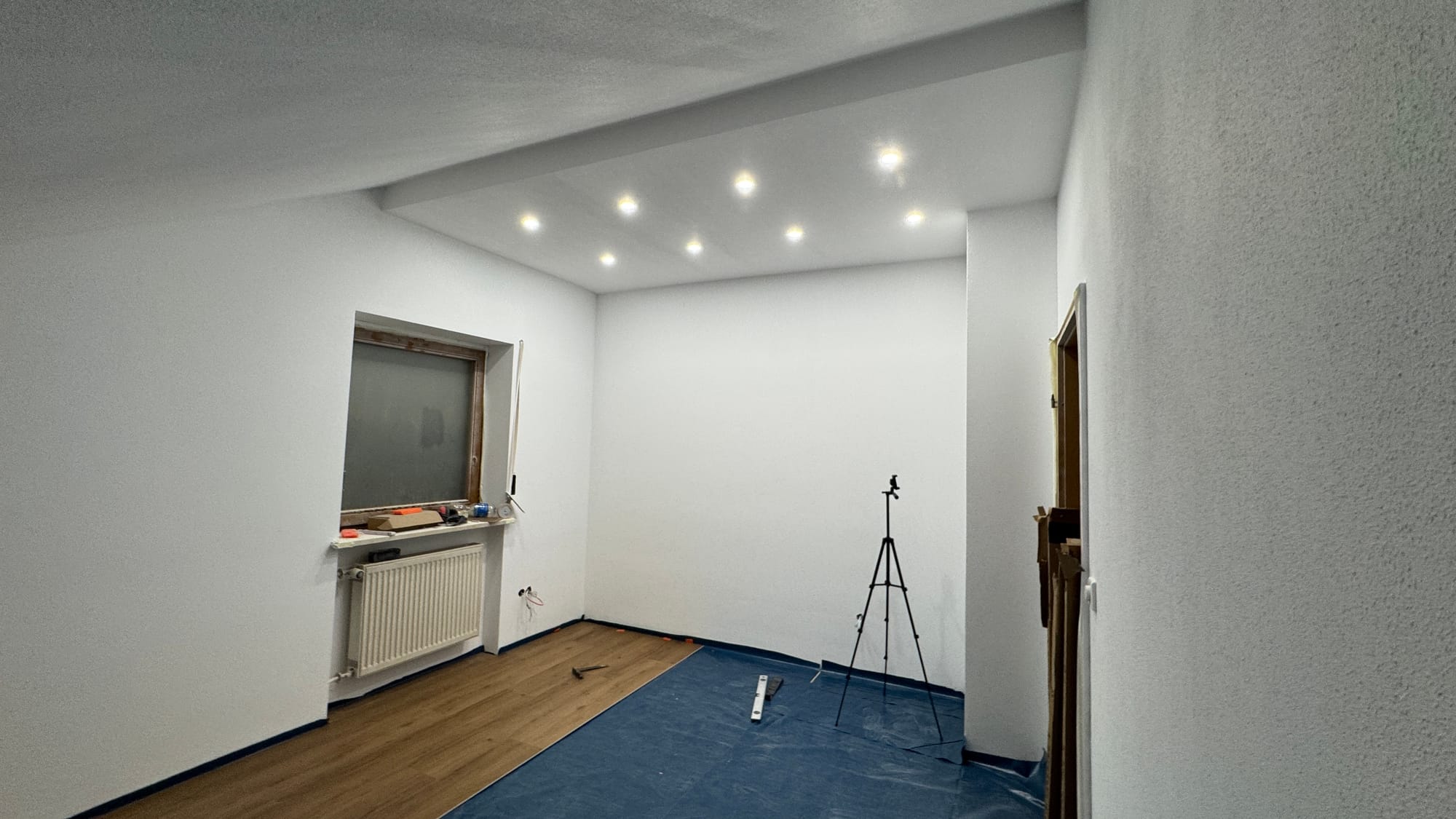 Schlafzimmer streichen und Bodenverlegung, Badinstallation, Schlitze schließen