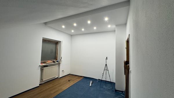 Schlafzimmer streichen und Bodenverlegung, Badinstallation, Schlitze schließen
